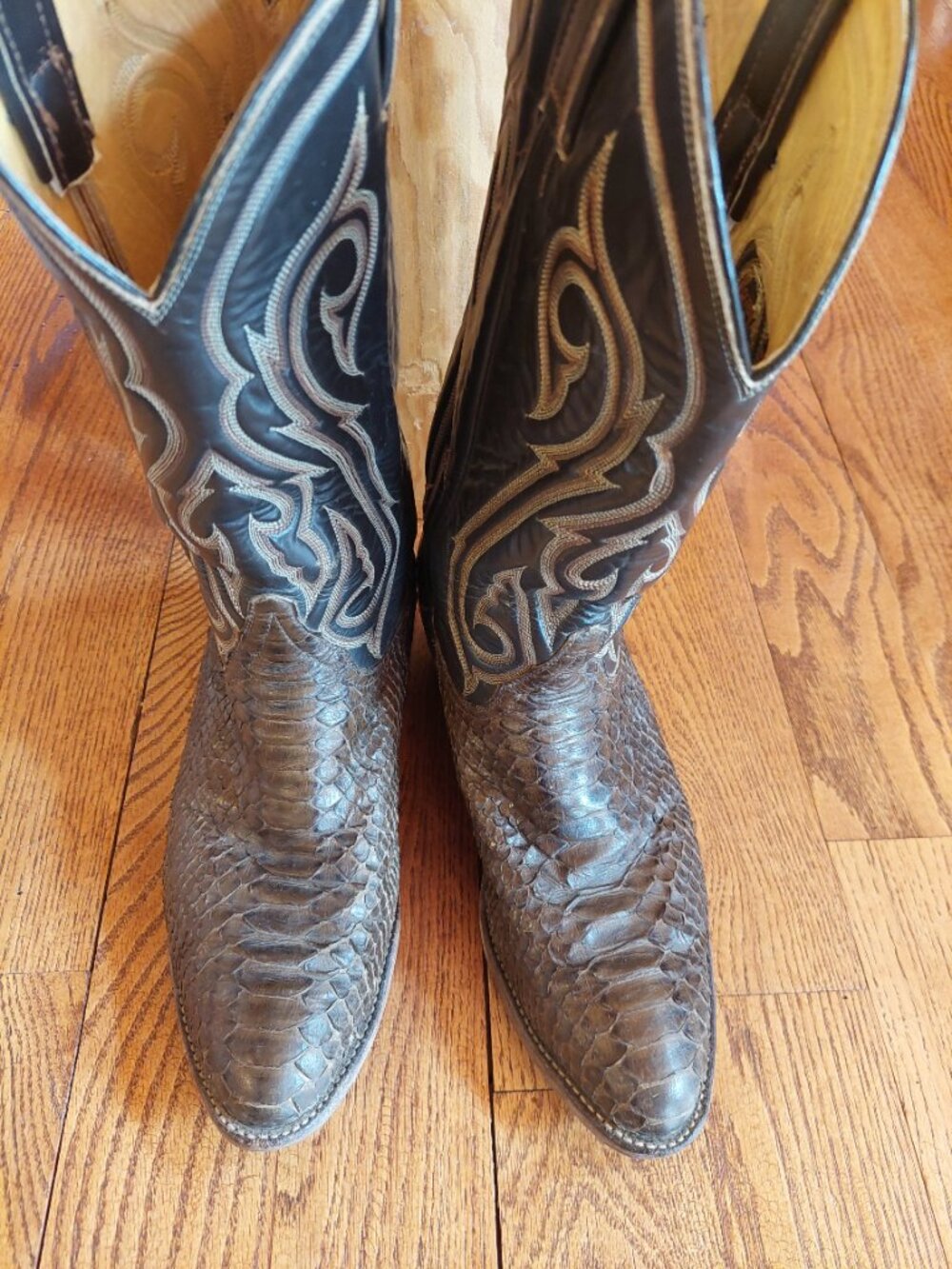 TONY LAMA  Exotic Pyton, Intricate shaft, Dark Brown size 9.5D.  Western Boots